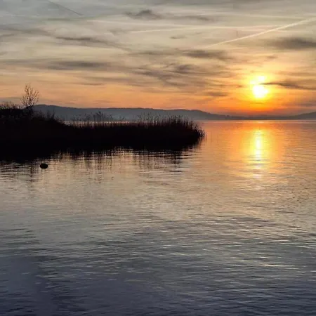 بيت للعطل Lakeside Hideaway, Cleaning Included *